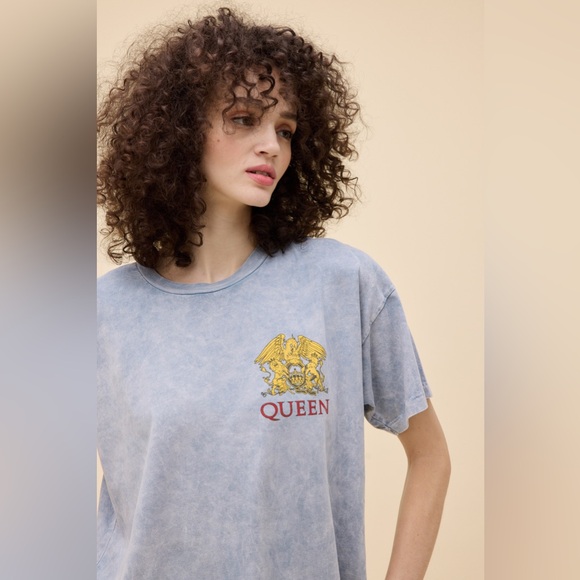 Daydreamer Queen World Tour 1977 Merch Tee - Picture 4 of 9